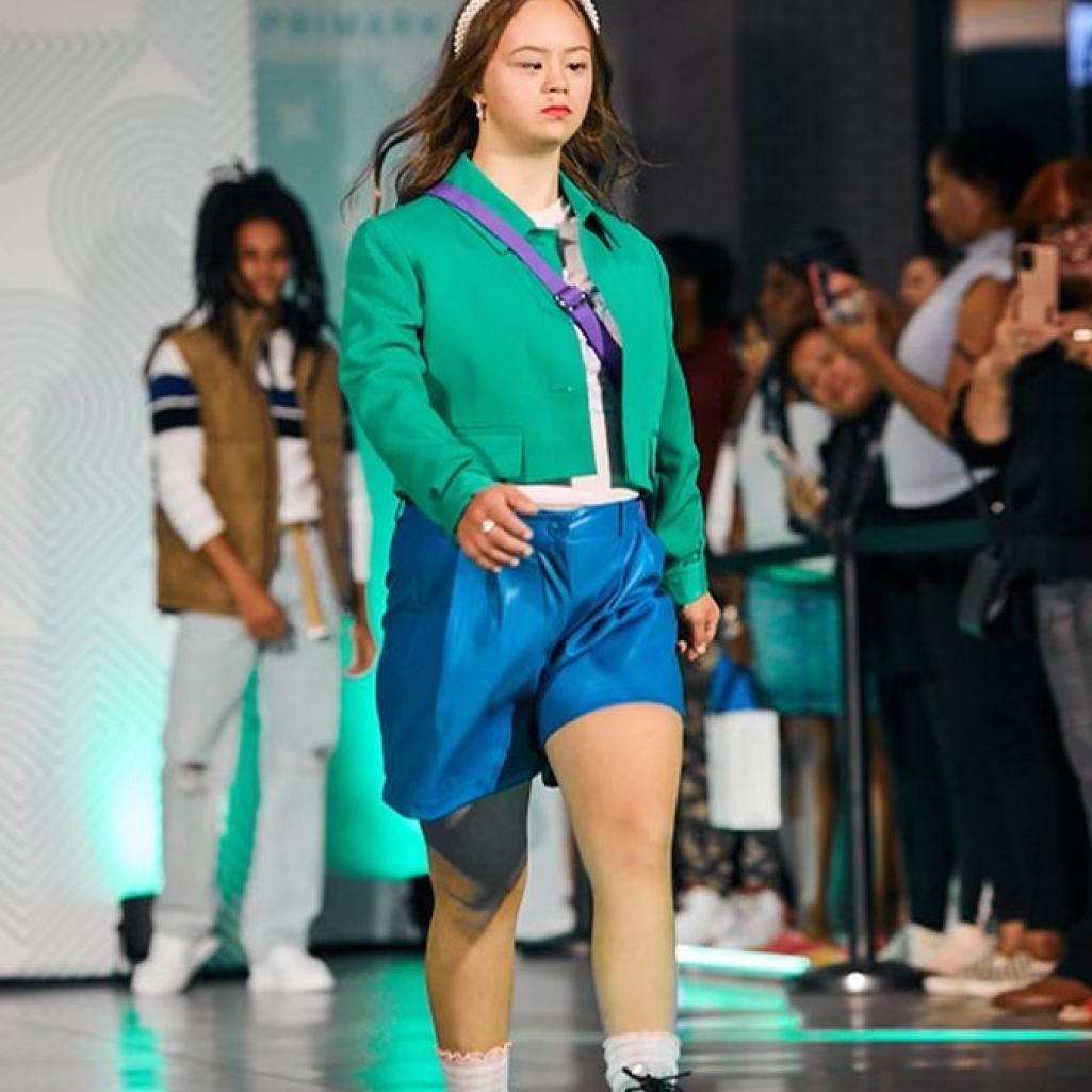 Η Monika Myers γίνεται ένα απ' τα πρώτα έφηβα μοντέλα με σύνδρομο Down που περπατούν στην Εβδομάδα Μόδας της Νέας Υόρκης 