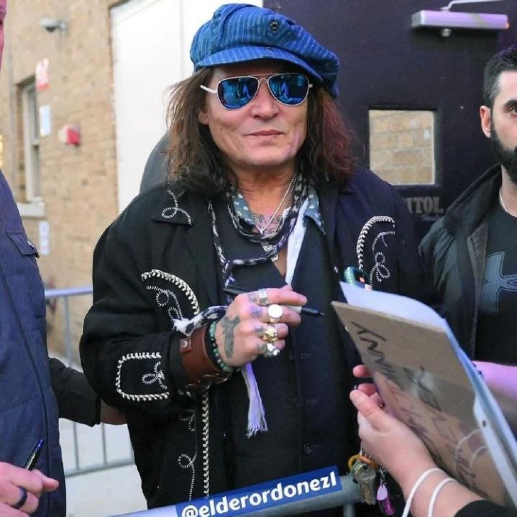 Johnny Depp εσύ; Αγνώριστος ο ηθοποιός ποζάρει μαζί με fans στη Νέα Υόρκη 