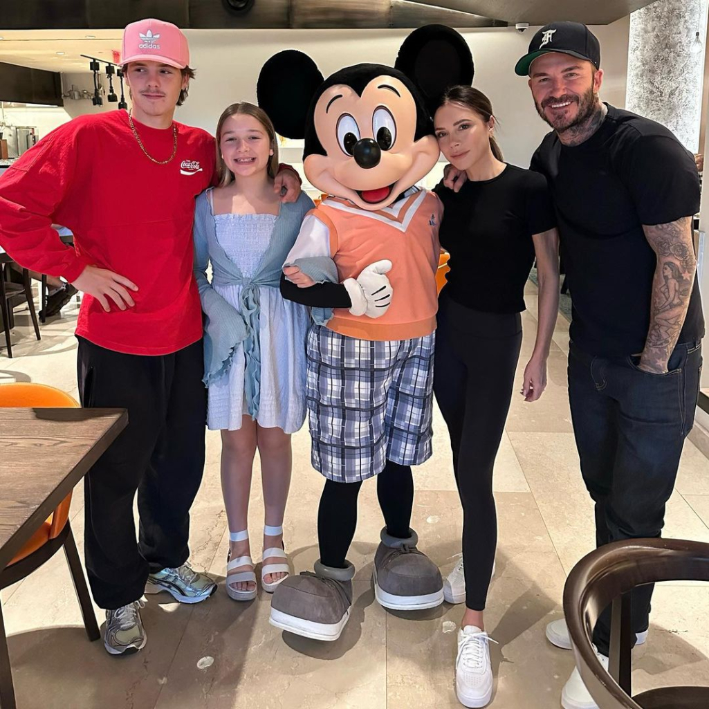 H οικογένεια Beckham έκανε reunion στη Disneyland