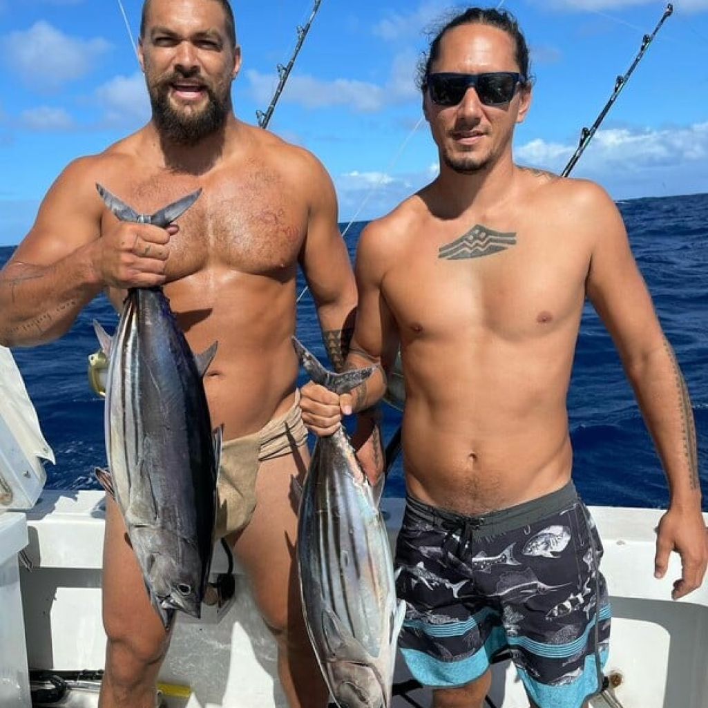 O Jason Momoa ψαρεύει (σχεδόν) ολόγυμνος στη Χαβάη και ο πήχης για τους άνδρες μόλις ανέβηκε