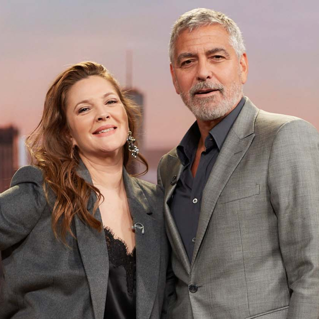 O George Clooney δίνει συμβουλές dating στην Drew Barrymore και αποκαλύπτει πώς φλέρταρε την Amal 