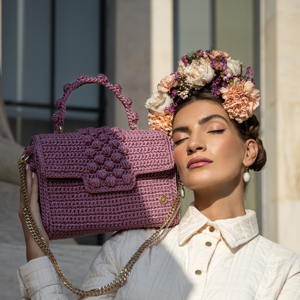 Μια μοναδική ροζ χειροποίητη τσάντα φέρει από τη Miss Polyplexi υποστηρίζει για 4η συνεχή χρονιά το «Άλμα Ζωής»