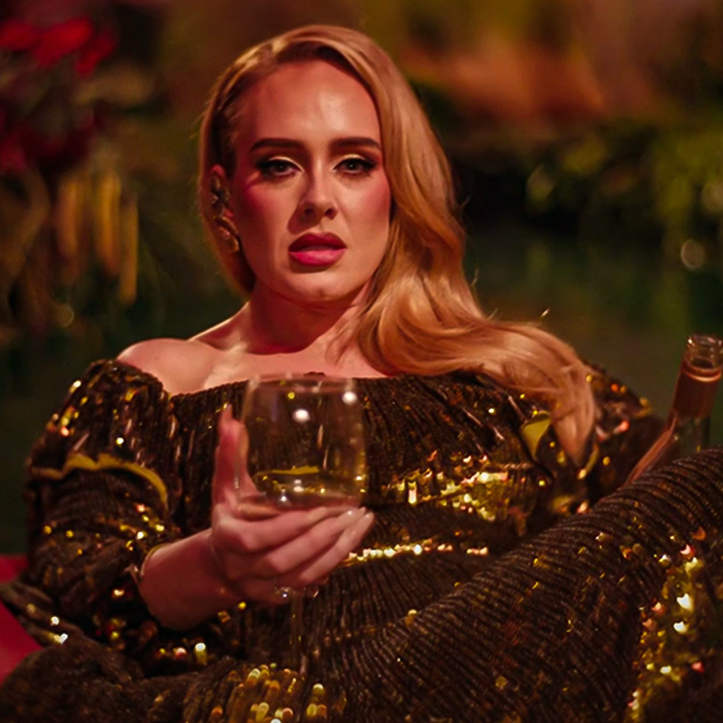 I Drink Wine: Η Adele πίνει rosé και σνομπάρει τους πάντες στο νέο της videoclip -και ταυτιζόμαστε