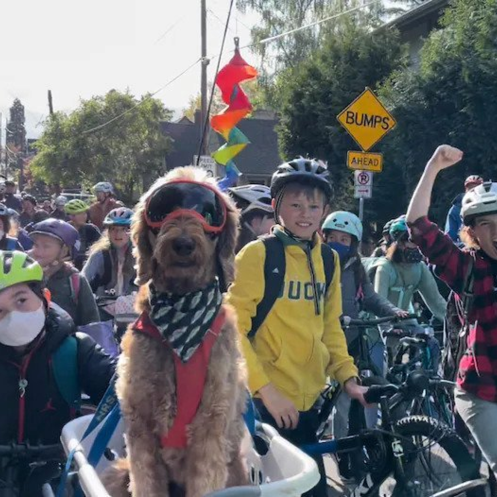 Στο Portland, 170 μαθητές πάνε σχολείο με ποδήλατα αντί σχολικού και σκορπίζουν χαρά στους δρόμους