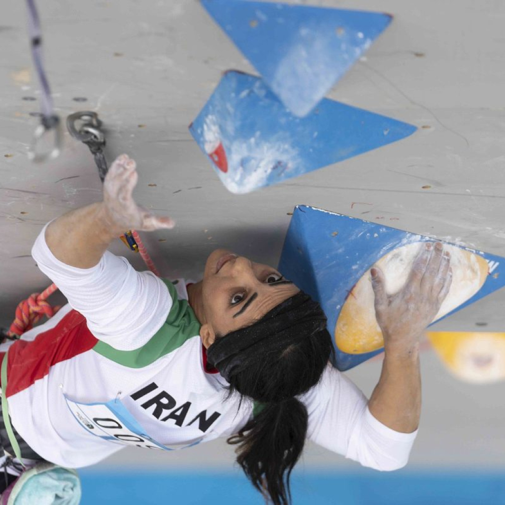  Η Ιρανή αθλήτρια Elnaz Rekabi επέστρεψε στην Τεχεράνη με χειροκροτήματα 