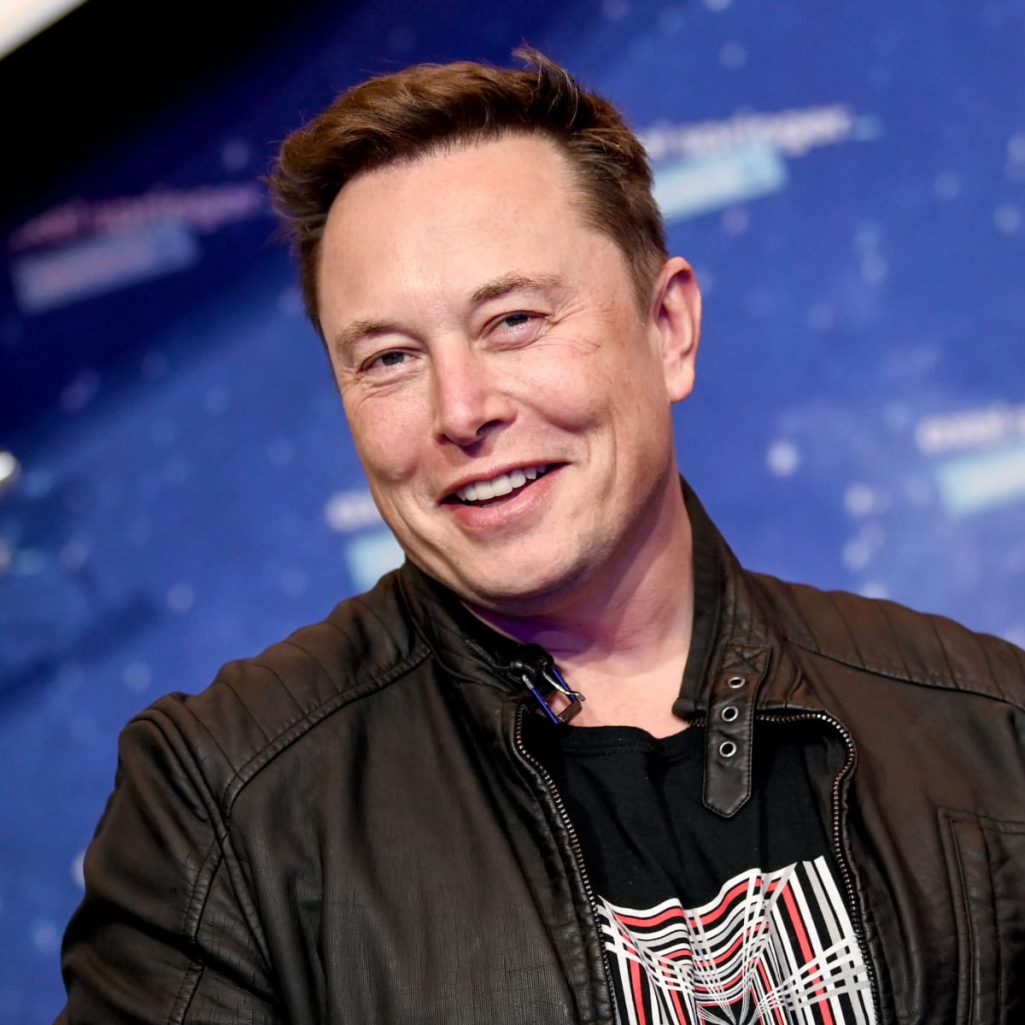 Ο Elon Musk συνεχίζει το τρολάρισμα: Μπήκε με νιπτήρα στα γραφεία του Twitter