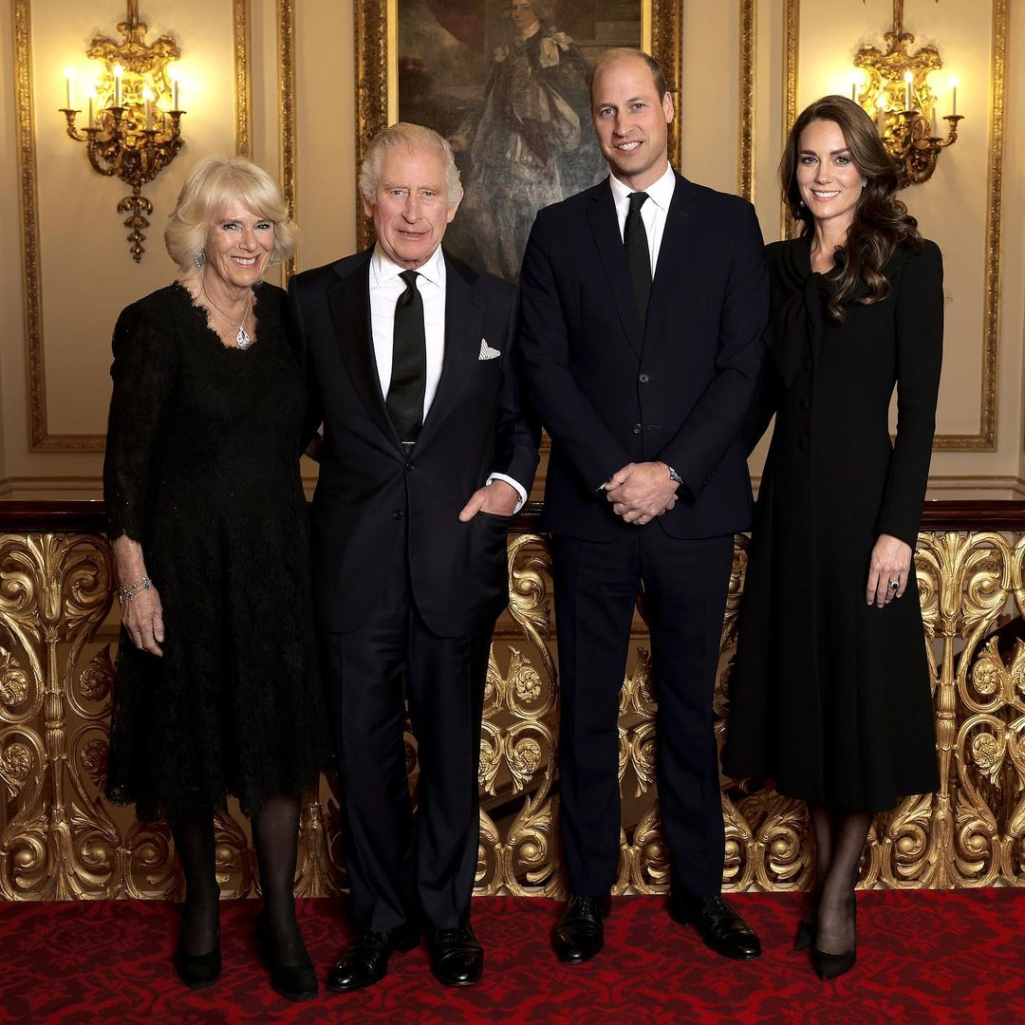 Το νέο πορτρέτο του βασιλιά Καρόλου με την Camila, την Kate και τον William μετά τον θάνατο της Ελισάβετ