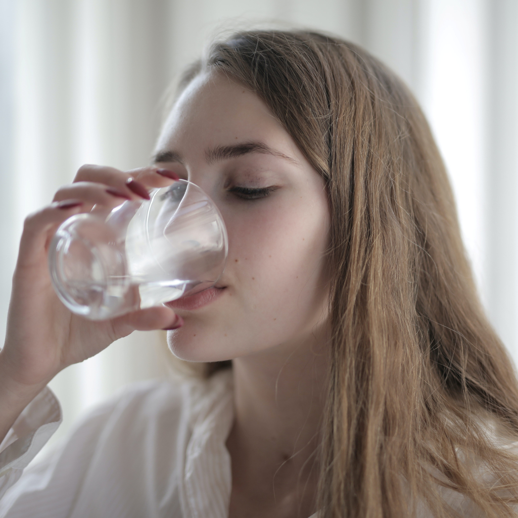Τι θα συμβεί στο σώμα σου αν πίνεις 4 λίτρα νερό την ημέρα