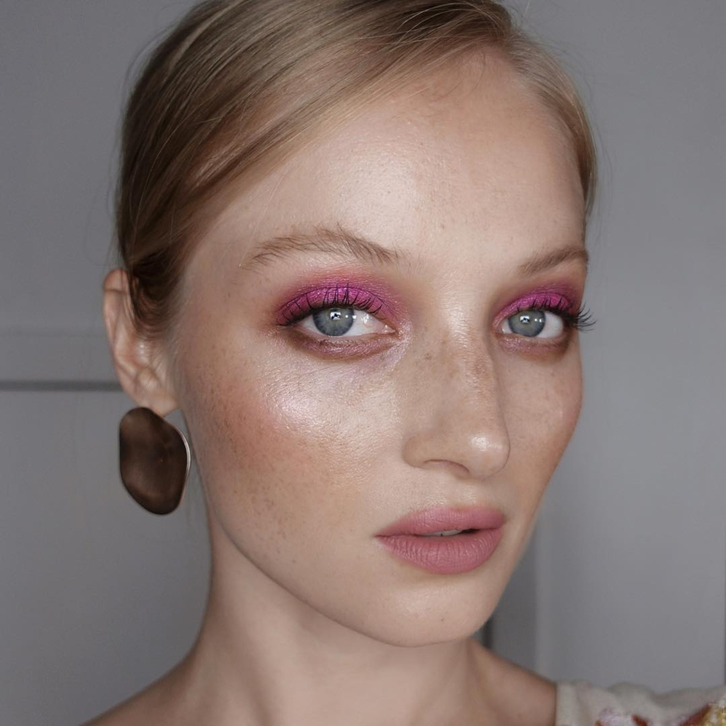 Ροζ σκιά: 5 τρόποι να δοκιμάσετε το πιο fresh makeup trend