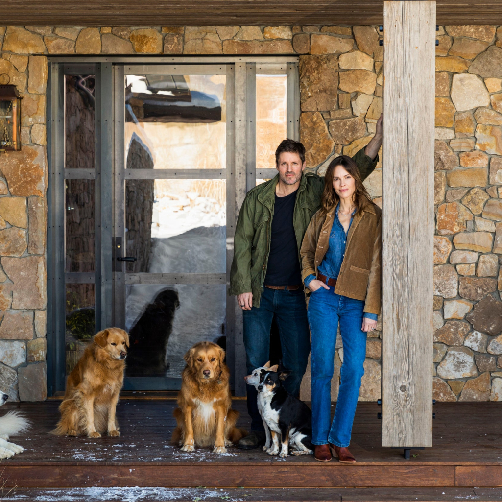 To sustainable χειμερινό σπίτι της Hilary Swank στο Colorado είναι ένα cozy παραμύθι 