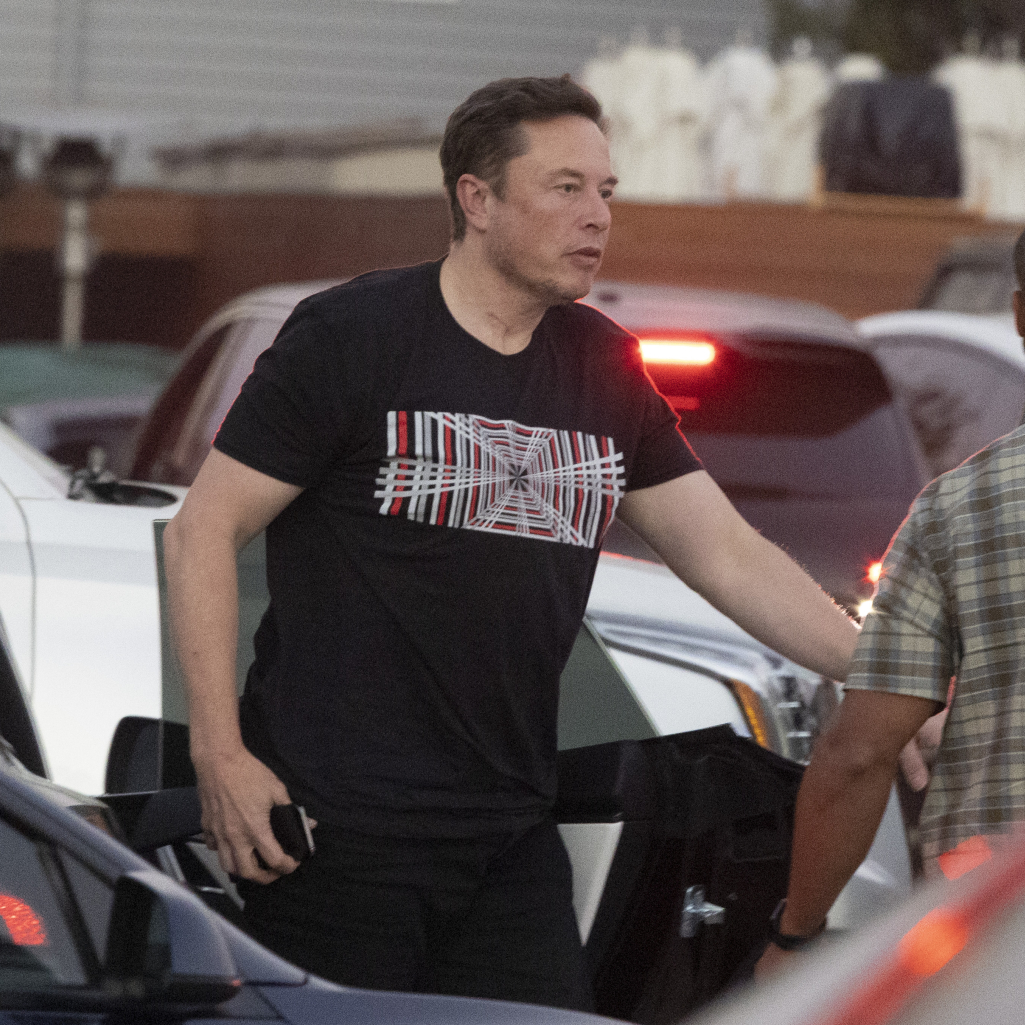 Όπλα, περίεργα φυλαχτά και αναψυκτικά διαίτης πάνω στο κομοδίνο του Elon Musk 