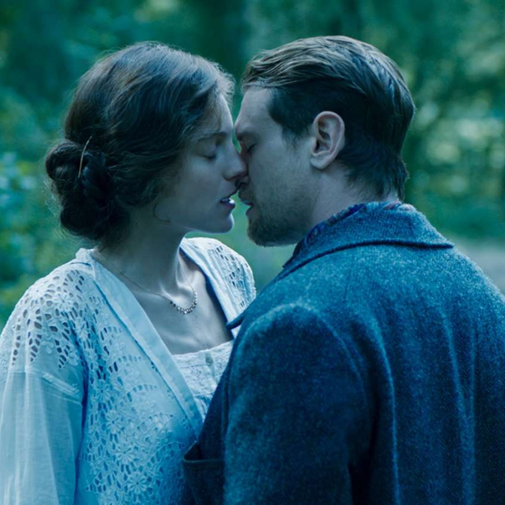 Lady Chatterley's Lover: Το trailer της πιο αμφιλεγόμενης ιστορίας έχει ρεαλιστικό σεξ (και Emma Corrin)