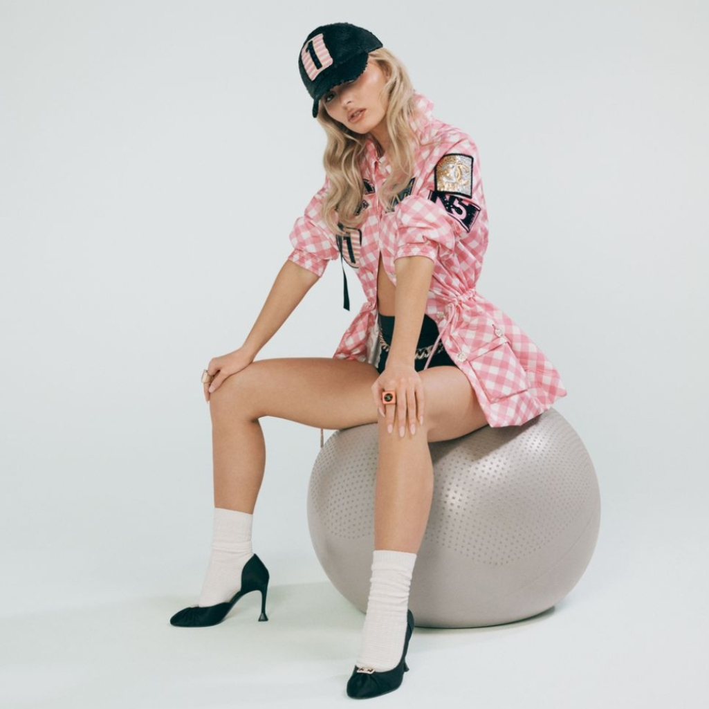 Η Lily-Rose Depp βαρέθηκε να καθορίζεται από τους άντρες της ζωής της και ετοιμάζεται για απογείωση