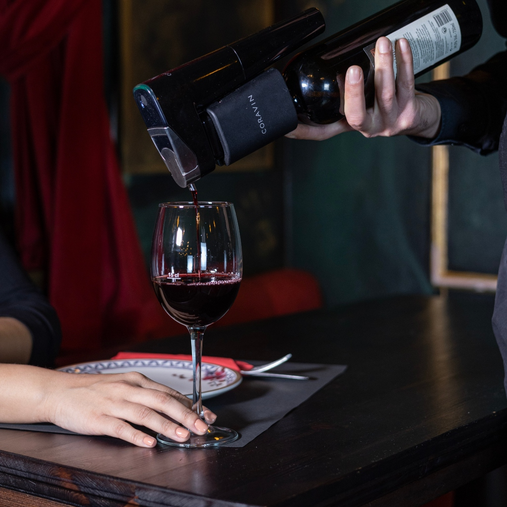 Ο Gigifioggos γιορτάζει τη συνεργασία με τον head sommelier Βασίλη Παπαδόπουλο με ένα μεγάλο party