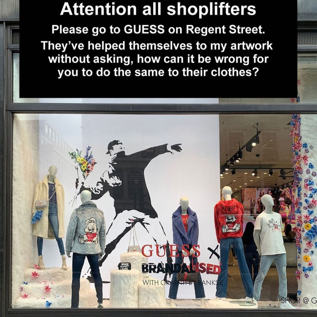 Ο Banksy κατηγορεί για κλοπή την Guess: «Κλέψτε κι εσείς τα ρούχα τους όπως έκλεψαν το έργο μου»