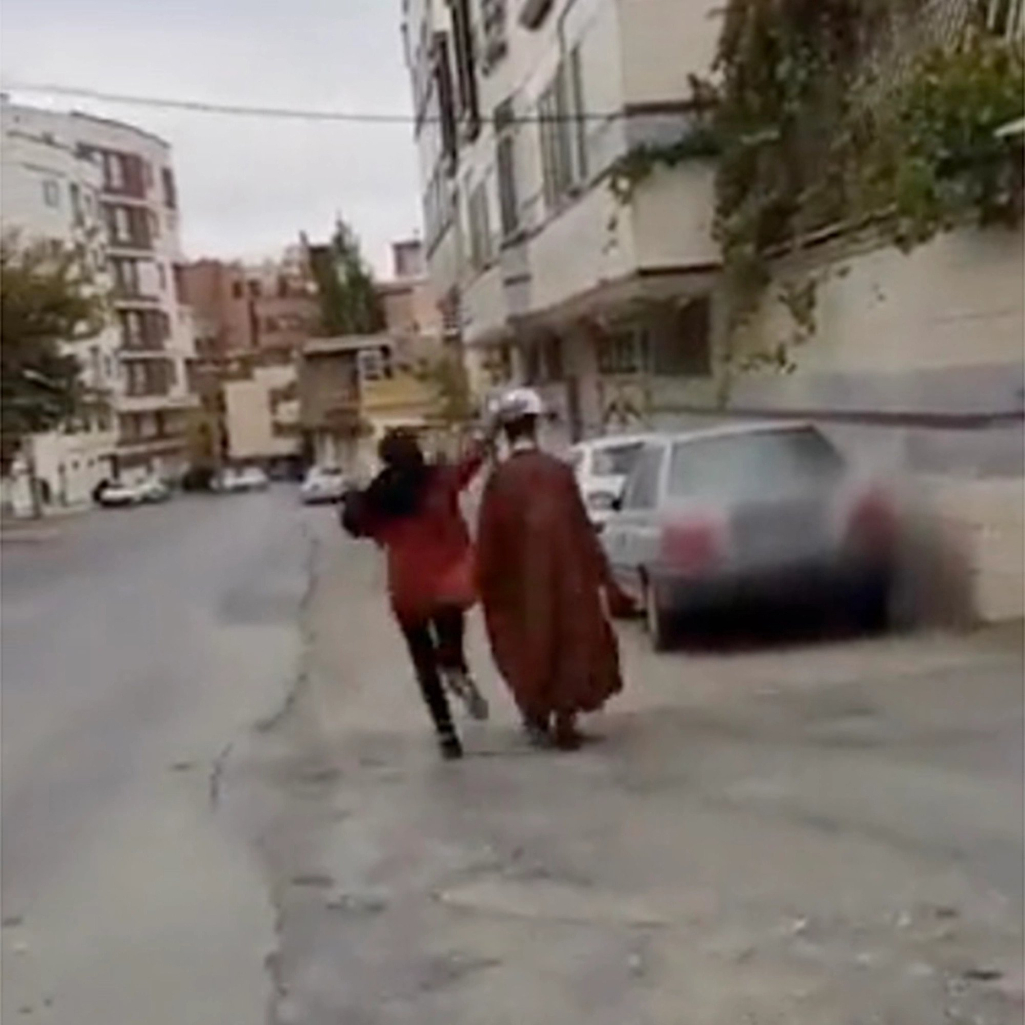 Οι γυναίκες στο Ιράν βγάζουν τα τουρμπάνια από τα κεφάλια των κληρικών στον δρόμο, σε μια νέα μορφή διαμαρτυρίας