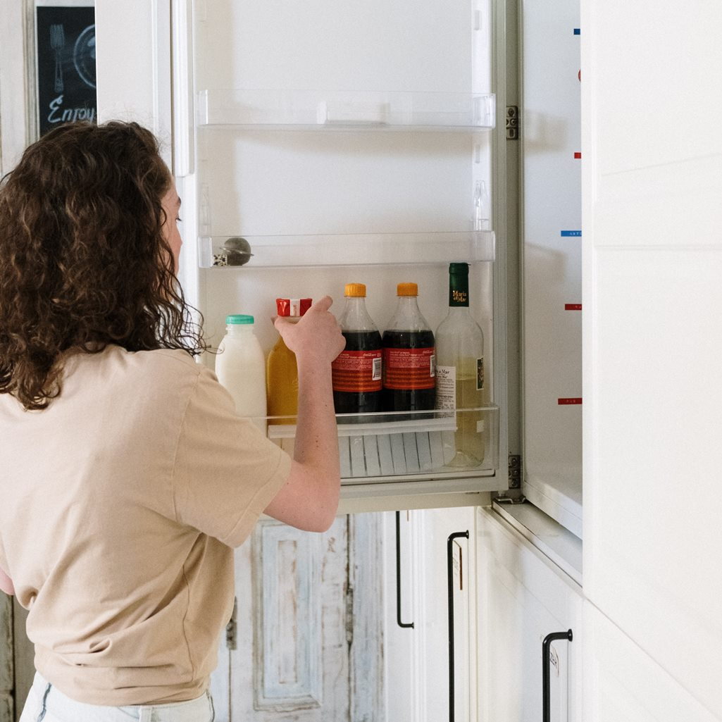 Πώς θα διώξετε τις άσχημες μυρωδιές από το ψυγείο