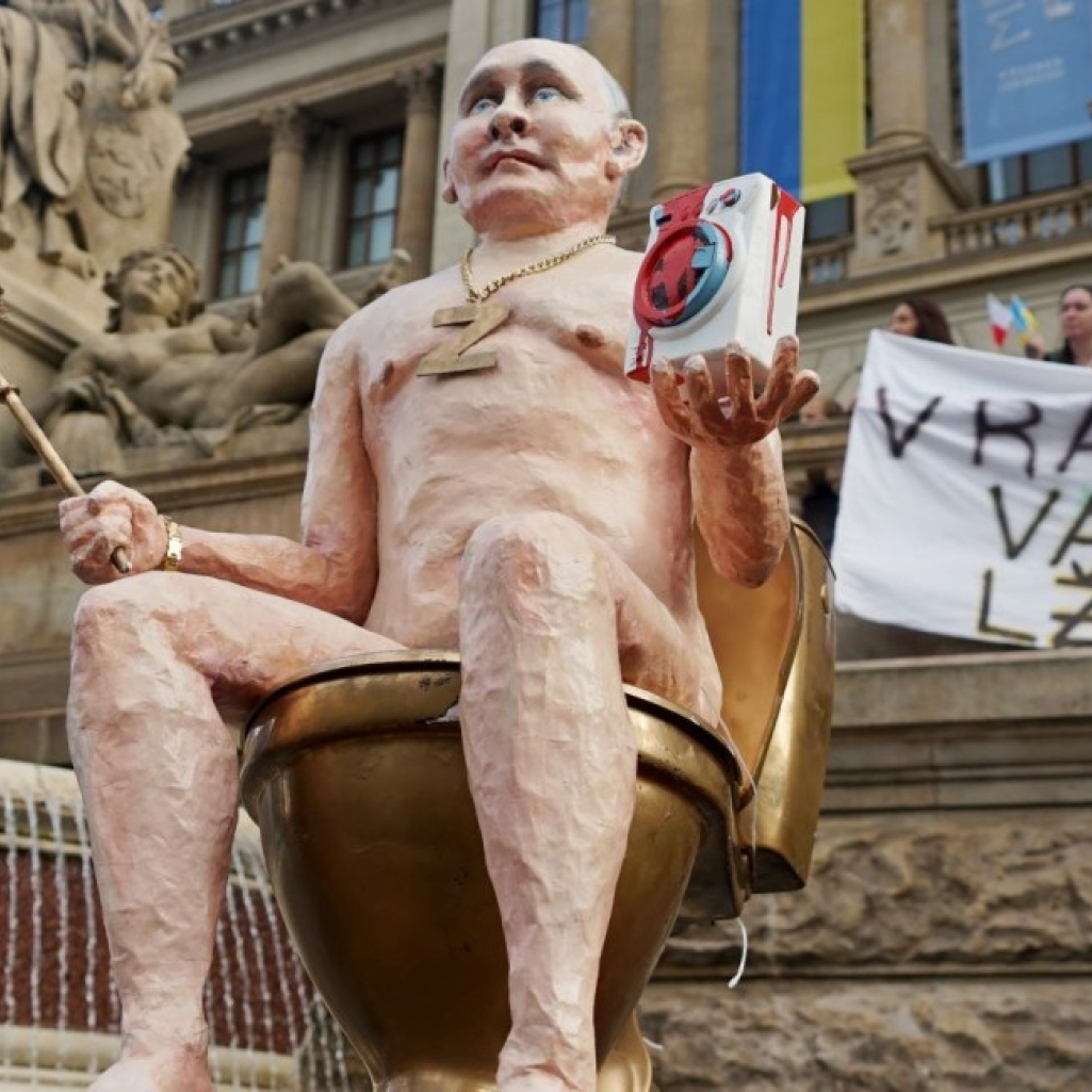 Putin: Το γυμνό του ομοίωμα σε χρυσή τουαλέτα, κρατά ένα πιγκάλ και βγαίνει σε δημοπρασία