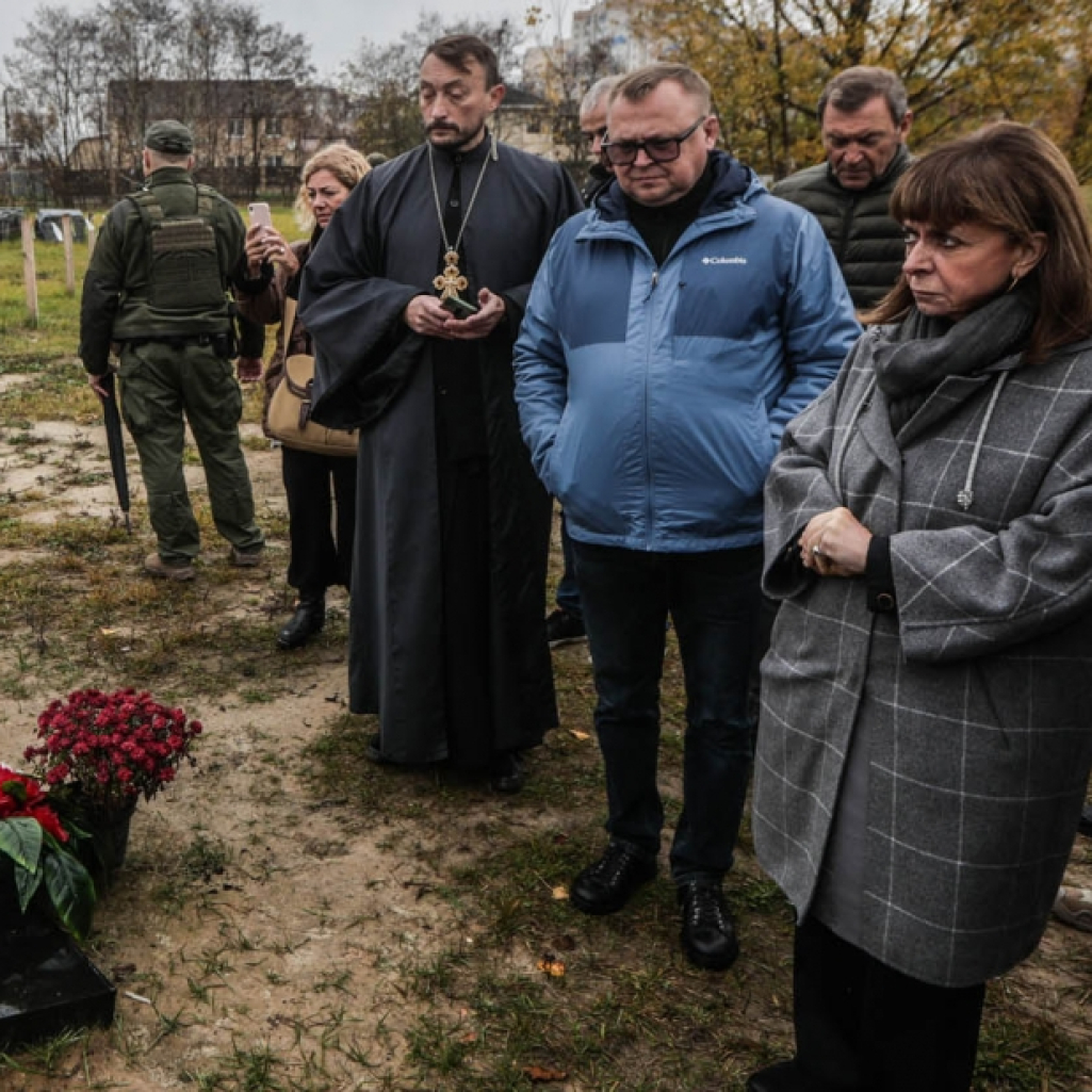 Στις βομβαρδισμένες πόλεις της Ουκρανίας η Κατερίνα Σακελλαροπούλου- Επισκέφθηκε ομαδικό τάφο αμάχων