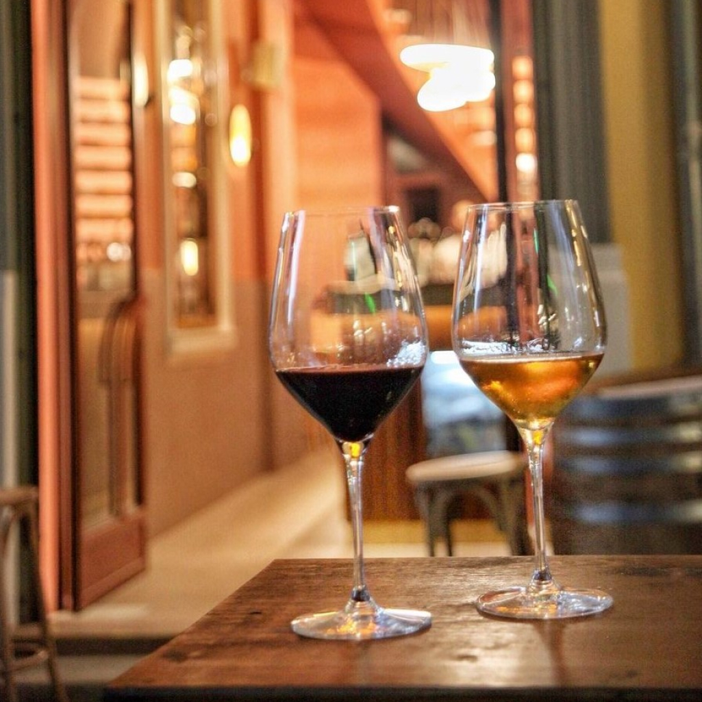 All the wine: Τα καλύτερα αθηναϊκά wine bars, η άνοδος των φυσικών κρασιών και οι προτάσεις του καλύτερου Έλληνα σομελιέ