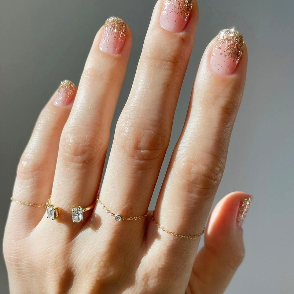 Glitter nails για να υποδεχτείτε το 2023