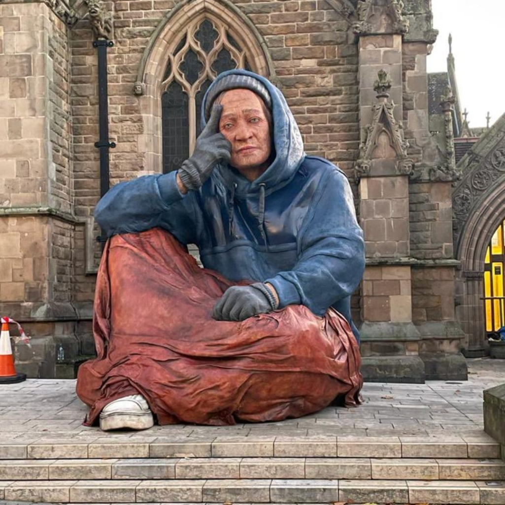 Στο Λονδίνο όλοι μιλούν γι' αυτό το νέο και ιδιαίτερο άγαλμα άστεγου (φτιάχτηκε με ΑΙ τεχνολογία)