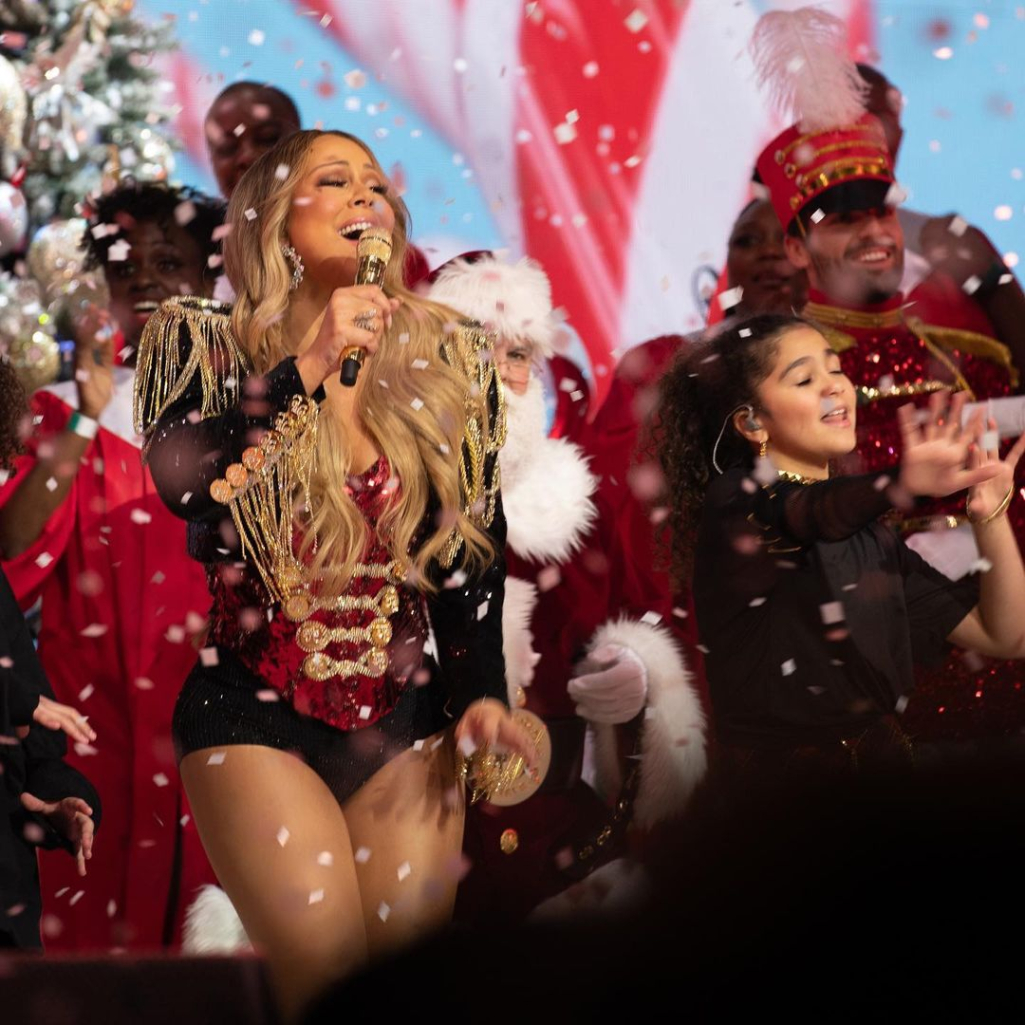 Η Mariah Carey τραγουδά για πρώτη φορά μαζί με την κόρη της στη σκηνή: «Αυτό εδώ είναι το κοριτσάκι μου» 