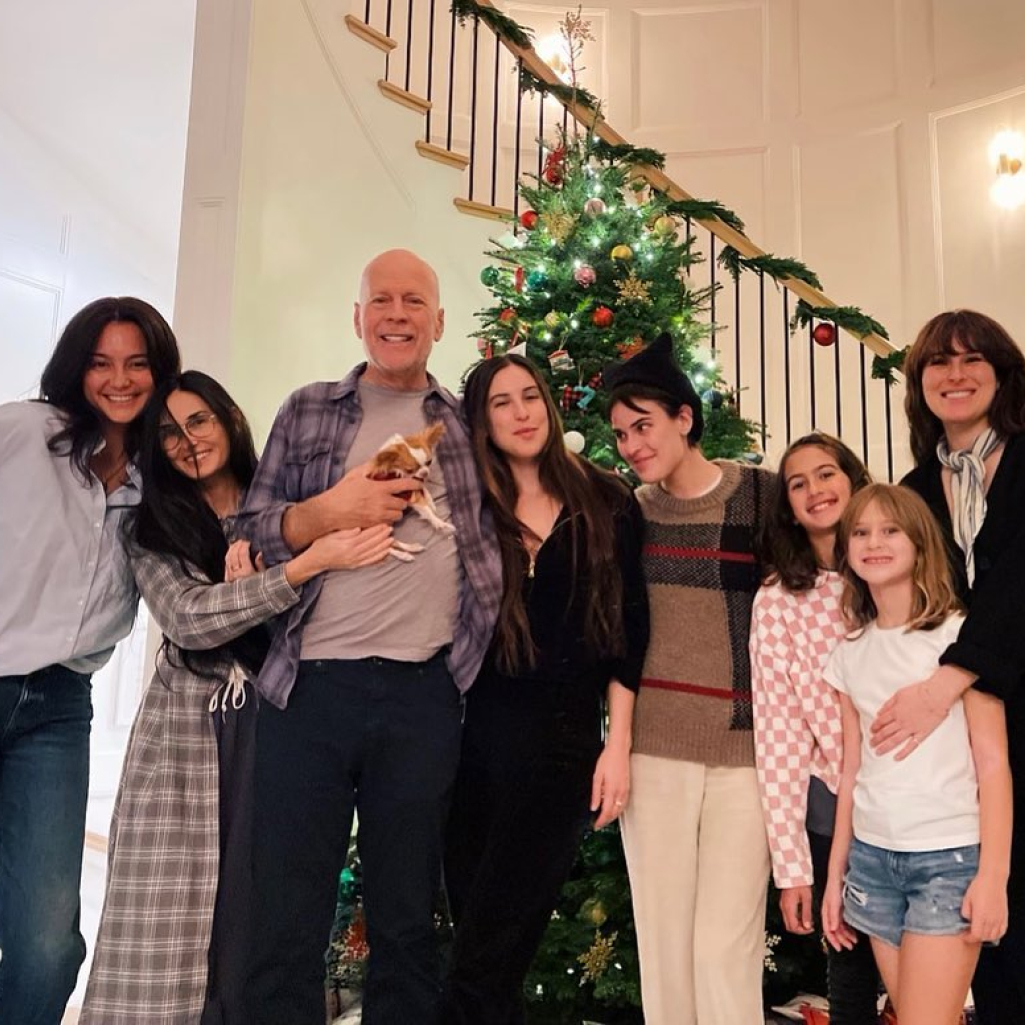Ο Bruce Willis σε μια blended family γιορτινή εικόνα - Έφερε κοντά τη Demi Moore με τη νυν σύζυγό του