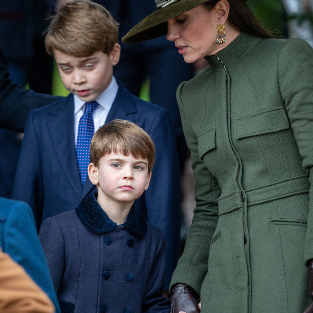 O πρίγκιπας Louis ξαναχτυπά: Αυτή τη φορά τραβάει το χέρι της Kate για να φύγουν