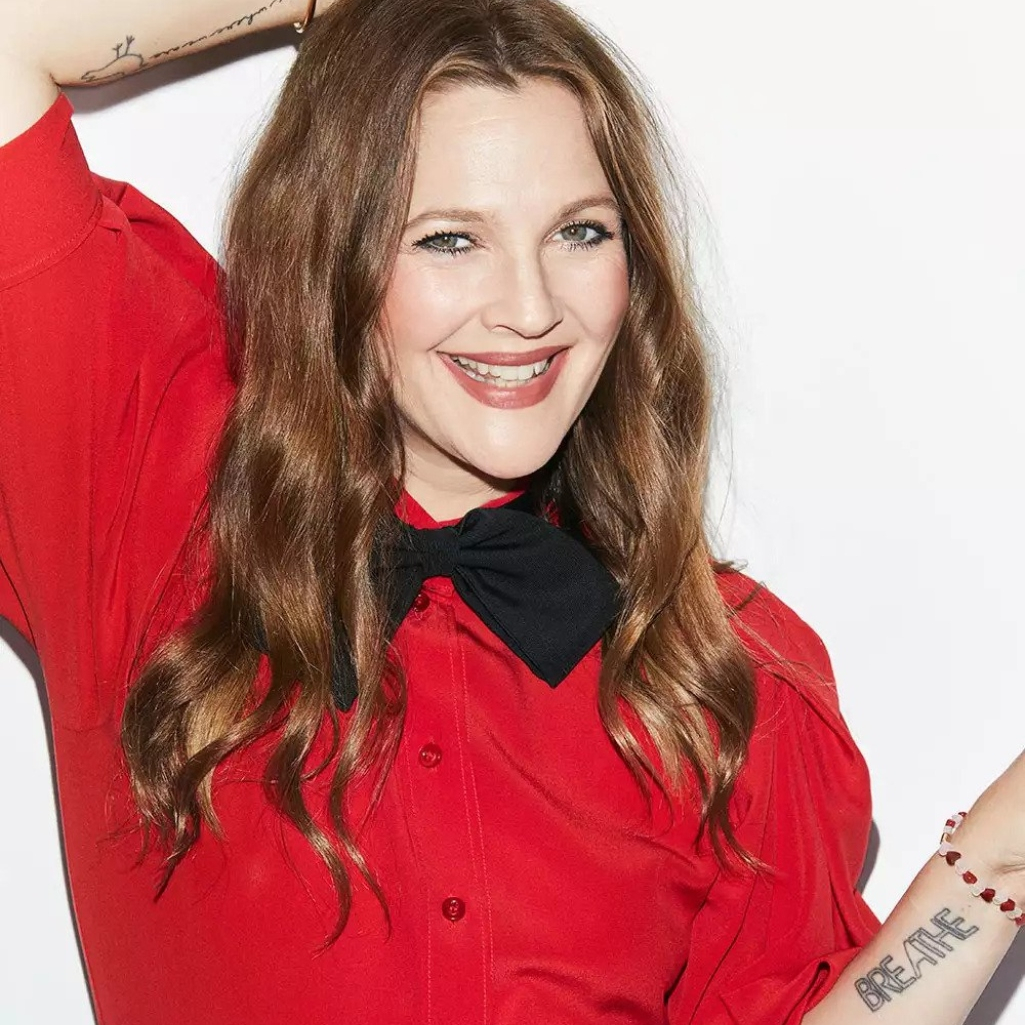 Η Drew Barrymore βαριέται τα ραντεβού, πέρασε πολύ δύσκολα μετά το διαζύγιό της και ελπίζει να βρει την ισορροπία μετά τα 50