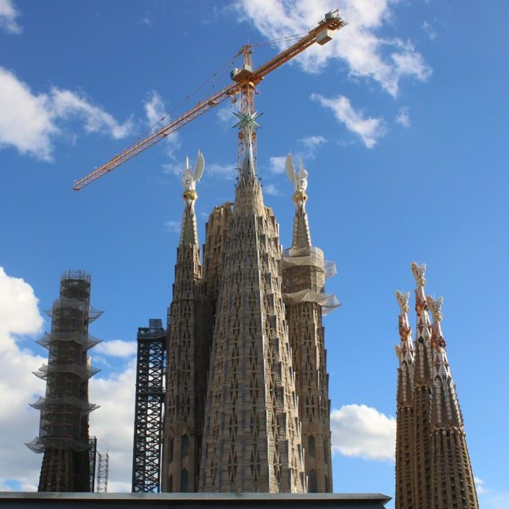 Sagrada Familia: Ο εμβληματικός ναός της Βαρκελώνης ολοκληρώνεται μετά από σχεδόν ενάμιση αιώνα