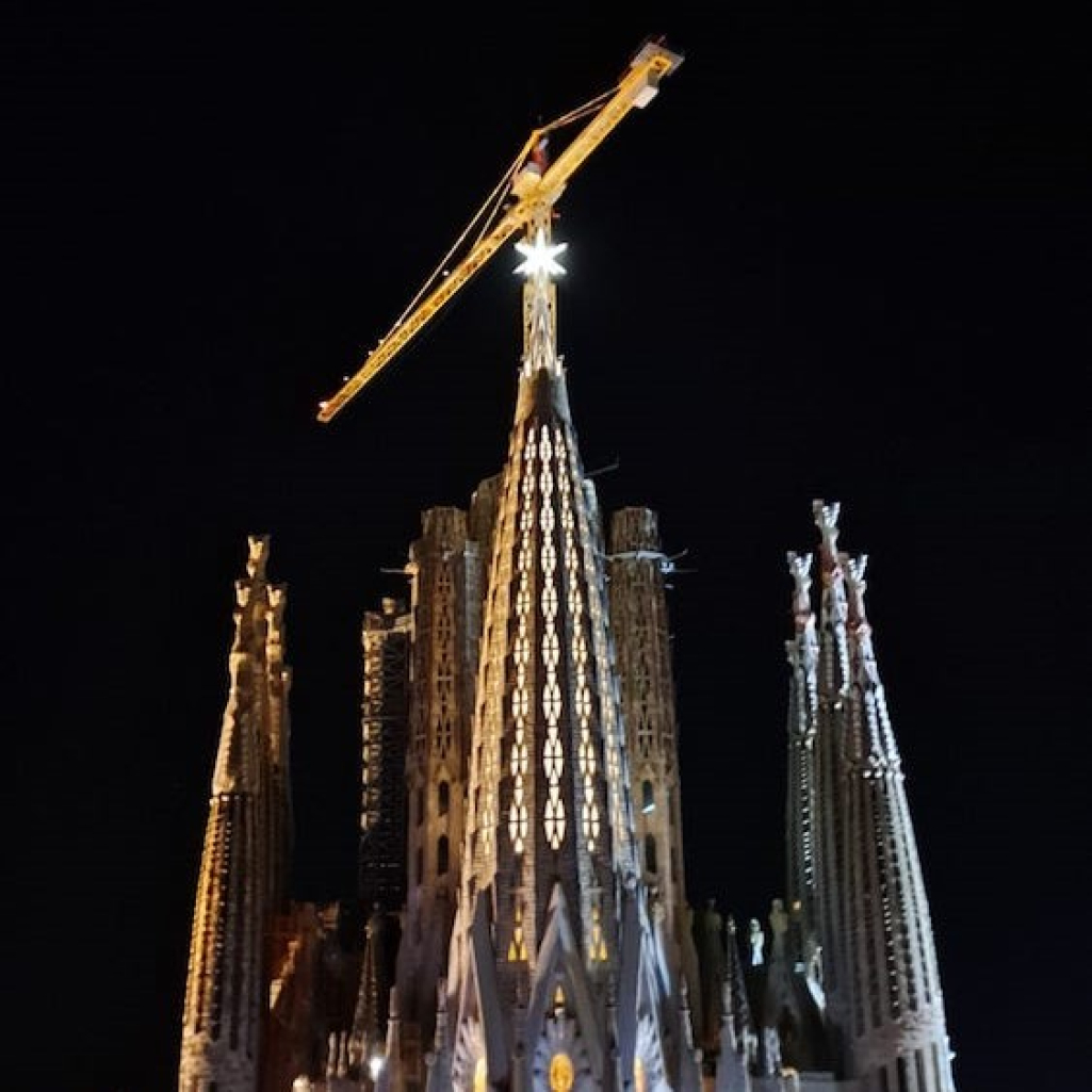 Sagrada Familia: Φωταγωγήθηκαν οι δύο νέοι πύργοι στη Βαρκελώνη