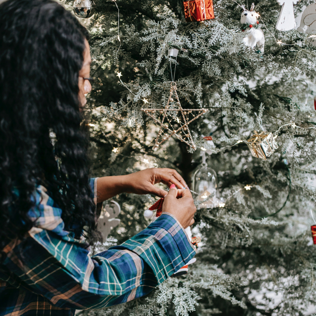 Τι αποκαλύπτει ο τρόπος που στολίζεις το χριστουγεννιάτικο δέντρο για την προσωπικότητά σου