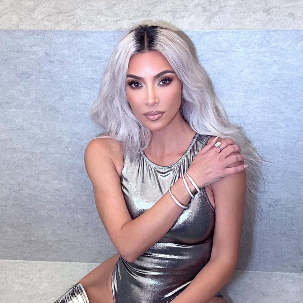 Η Kim Kardashian μας δείχνει πώς να μη βαφόμαστε και γίνεται viral. Ευχαριστούμε Kim