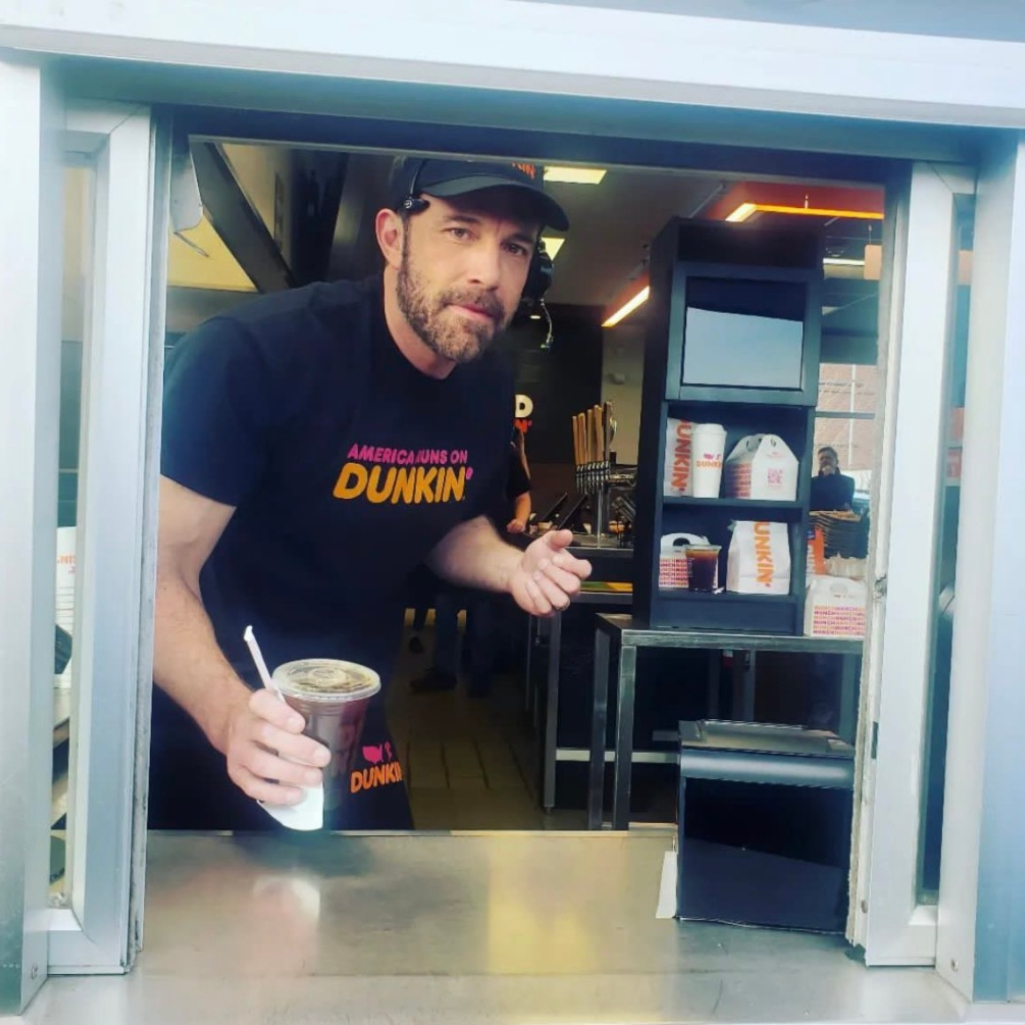 Ο Ben Affleck σερβίρει καφέδες στα Dunkin' Donuts, με guest πελάτη τη JLo