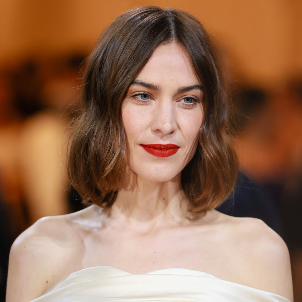 Alexa Chung: To αξεσουάρ μαλλιών που δίνει στιλ στα μαλλιά της 