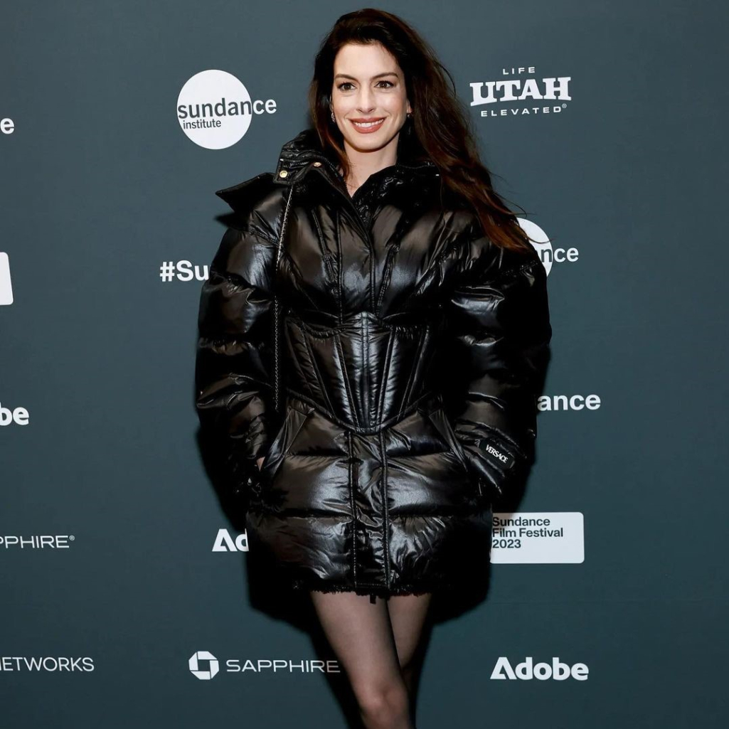Η εμφάνιση της Anne Hathaway στο Sundance είναι sexy, με τον πιο cool τρόπο