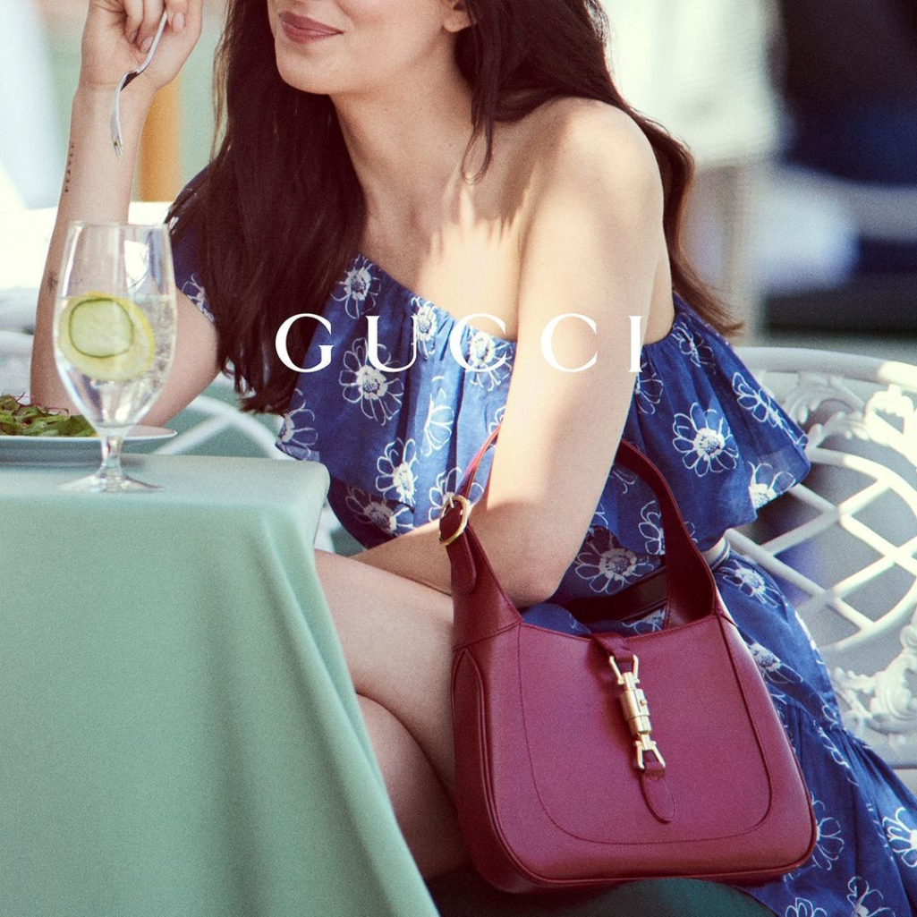 Gucci: Η Dakota Johnson παρουσιάζει τη νέα έκδοση της iconic «Jackie»