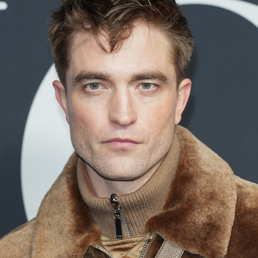 Ο Robert Pattinson εμφανίστηκε με φούστα στο show της Dior (και μας άρεσε πολύ)