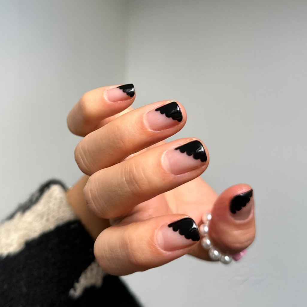 Gothic black French nails: Αυτή είναι η πιο «σκοτεινή» τάση που έχετε δοκιμάσει ποτέ