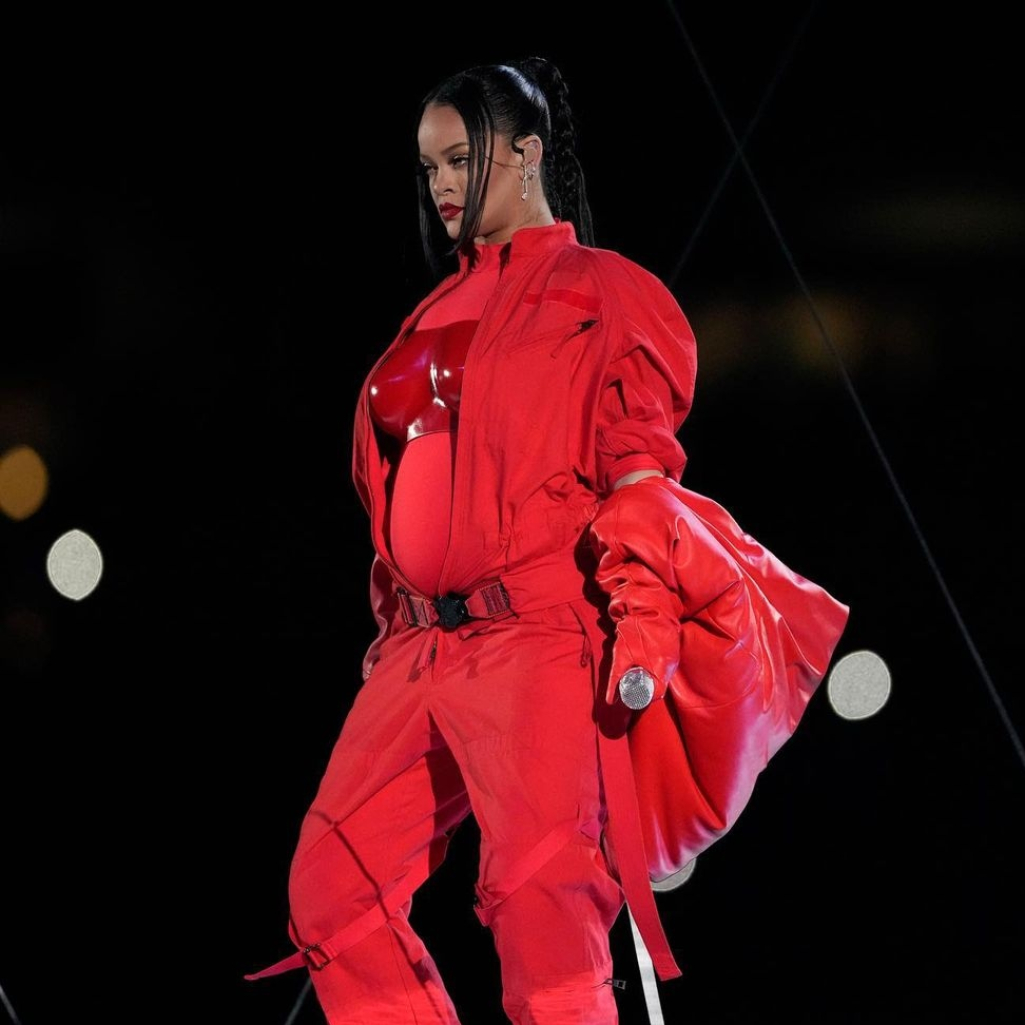 H Rihanna ανακοίνωσε τη δεύτερη εγκυμοσύνη της στη σκηνή του Super Bowl