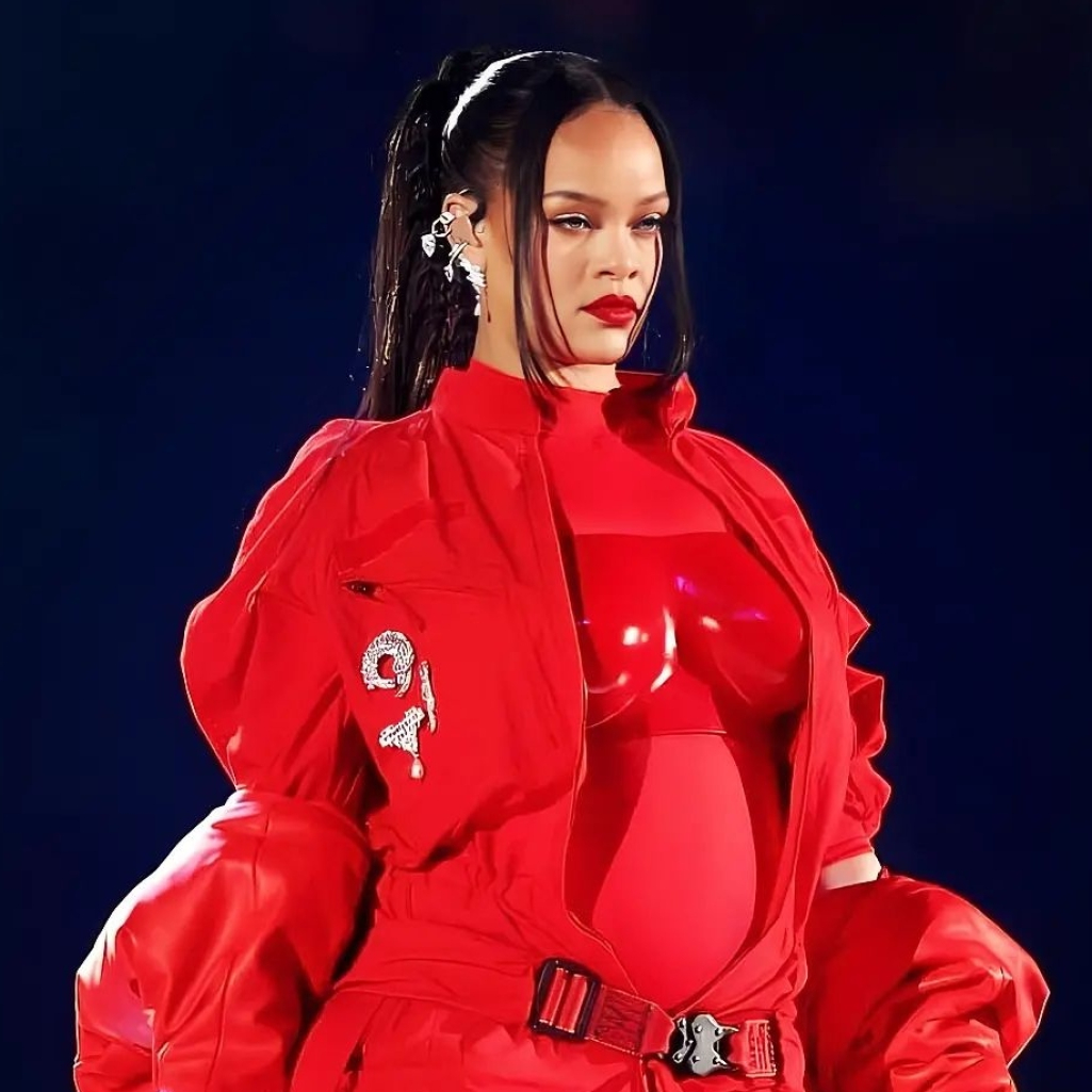 Rihanna: Αυτό είναι το iconic κόκκινο κραγιόν που φόρεσε στο Super Bowl (και το θέλουμε τώρα)