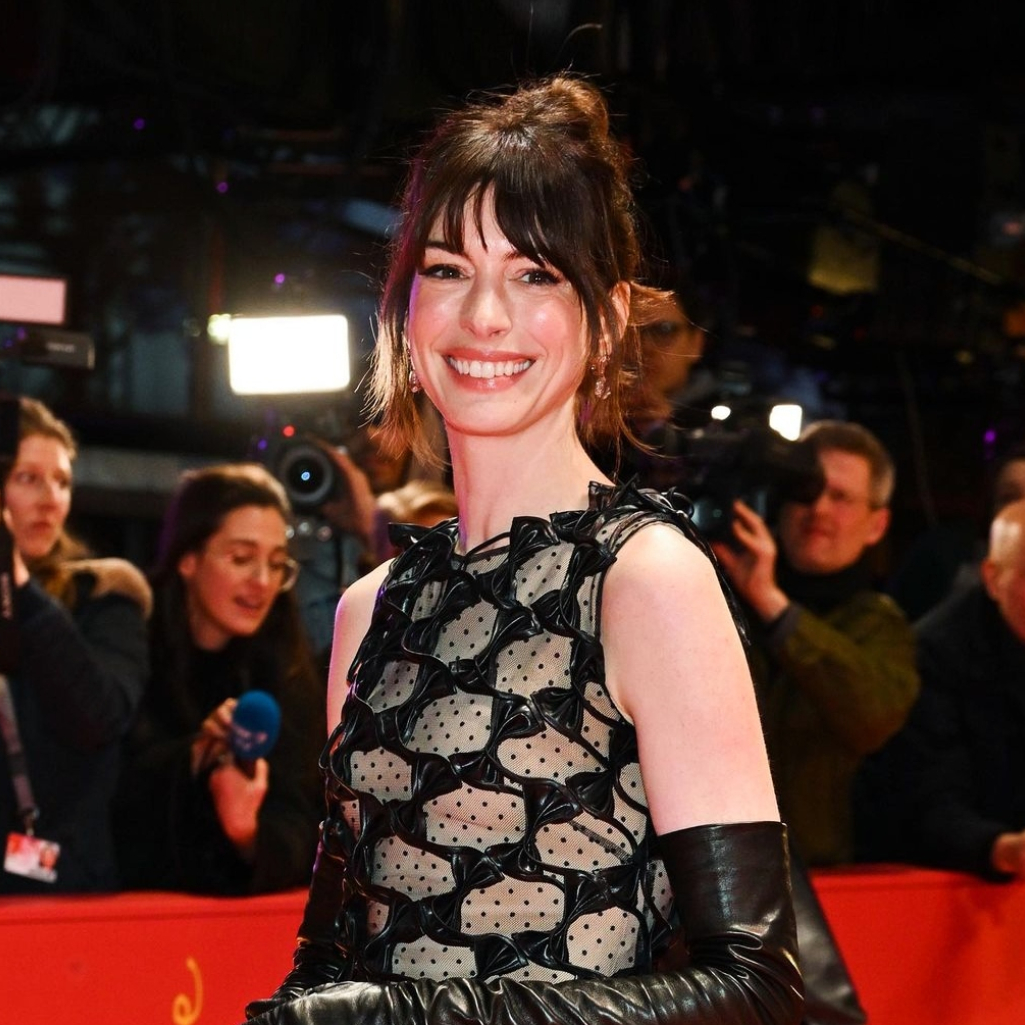 Berlinale 2023: Η Anne Hathaway έκανε το chic updo που θέλουμε να  μιμηθούμε 