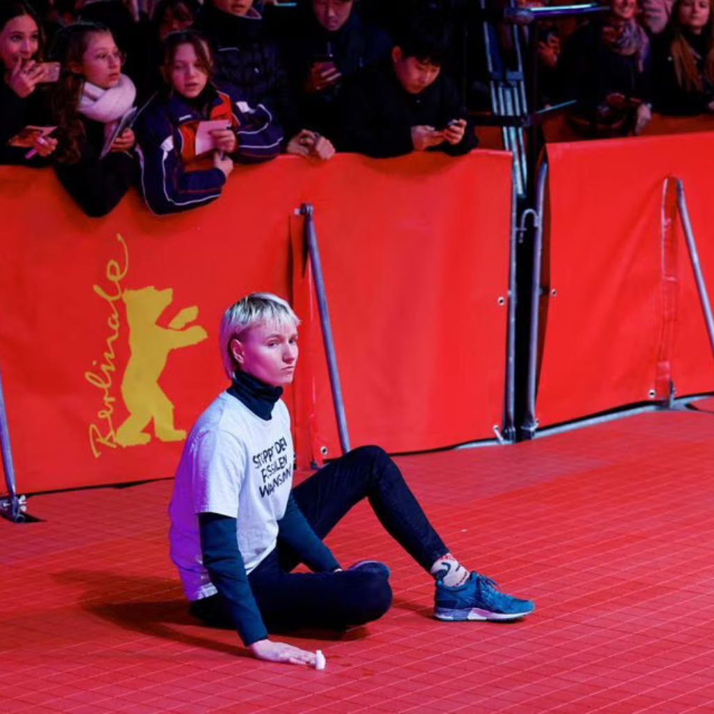 Berlinale 2023: Ακτιβιστές κόλλησαν στο κόκκινο χαλί ως ένδειξη διαμαρτυρίας για την κλιματική αλλαγή