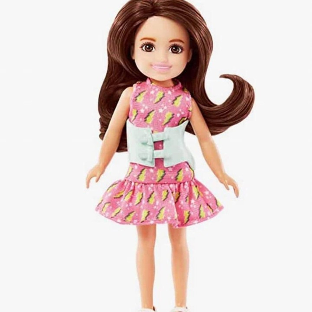 H μικρή αδερφή της Barbie με σκολίωση: Η πρώτη κούκλα που φορά στήριγμα πλάτης
