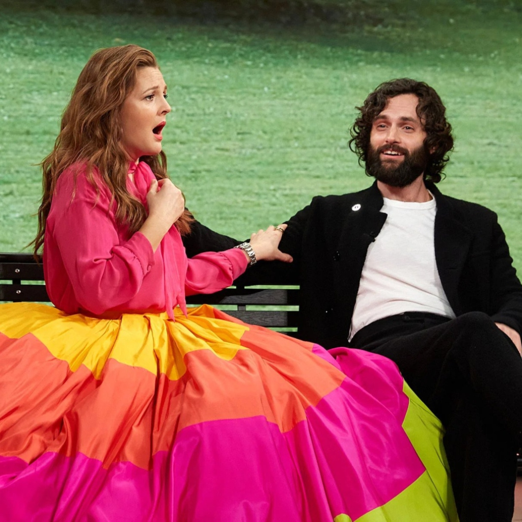 Η Drew Barrymore έχει γενέθλια και ο Penn Badgley της έκανε έκπληξη μία σκηνή από το "You"