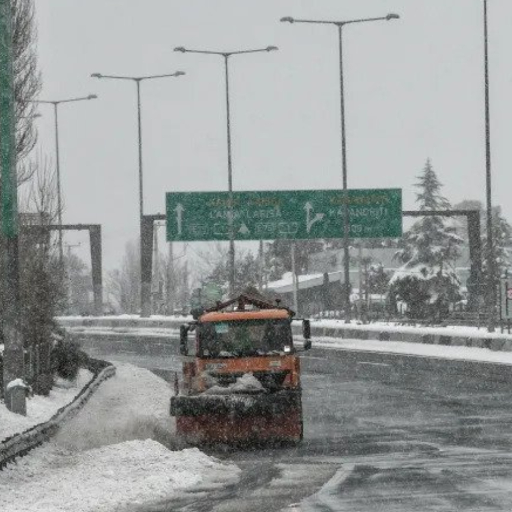 Χιόνια στην Αθήνα από την κακοκαιρία Μπάρμπαρα: Ποιοι δρόμοι είναι κλειστοί στην Αττική