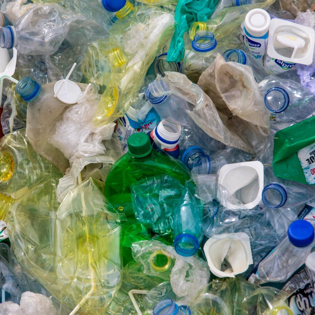 Πλαστικά μιας χρήσης: 6 εκατ. τόνους αυξήθηκε ο όγκος των απορριμμάτων από το 2019 ως το 2021