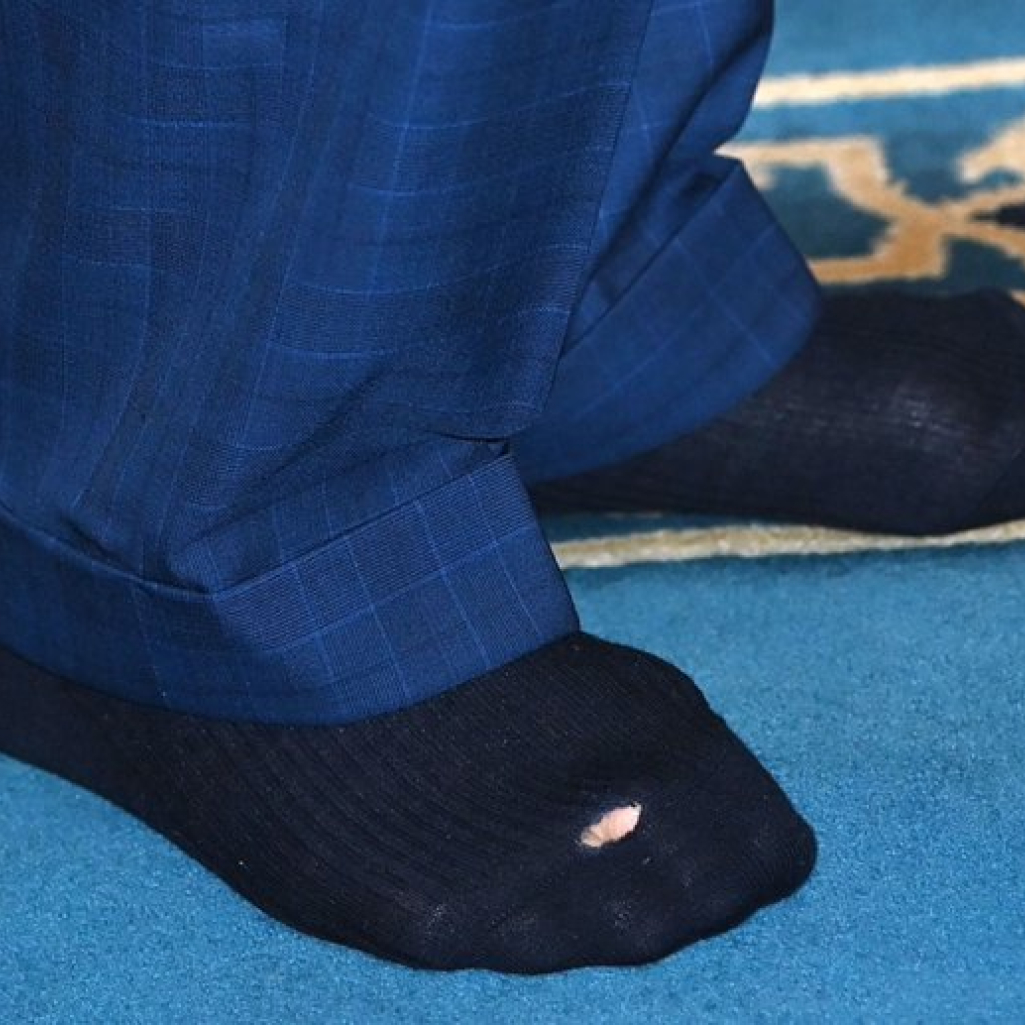 Ο βασιλιάς Κάρολος πήγε σε τζαμί με τρύπια κάλτσα. Και ποιος δεν το χει πάθει;