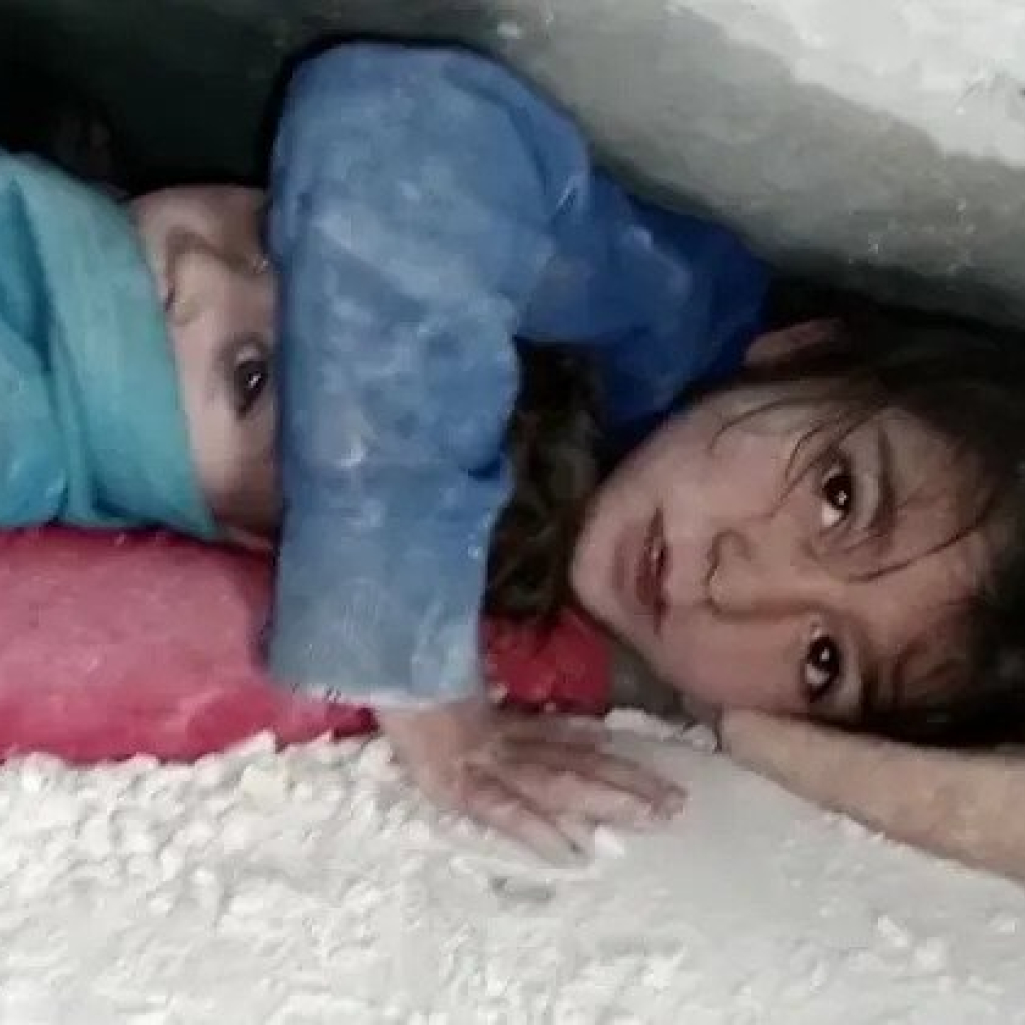 «Βγάλτε με από εδώ»: H ιστορία διάσωσης της 5χρονης Jinan που προστάτευε τον αδερφό της στα χαλάσματα